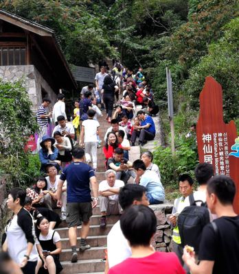 浙江:神仙居錯(cuò)峰導(dǎo)流 數(shù)萬(wàn)游客無(wú)滯留