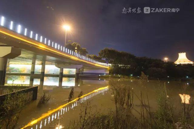 夜間游覽更美!竹排江部分橋梁亮化改造再現(xiàn)迷人景