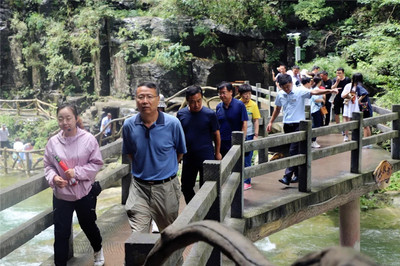 交流學(xué)習(xí)、共話發(fā)展--高平市神農(nóng)鎮(zhèn)考察團(tuán)來(lái)太行山大峽谷考察學(xué)習(xí)