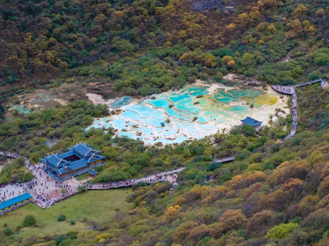 國(guó)內(nèi)景區(qū)客流高位運(yùn)行 黃龍創(chuàng)紀(jì)錄與黃果樹(shù)飽和現(xiàn)象探析