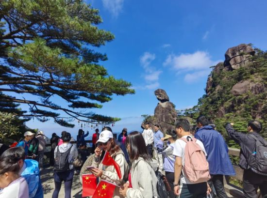 科學管理與暖心服務(wù)并重，三清山景區(qū)客流有序涌動展新貌